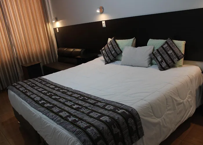 Couette-café Carpios House - *